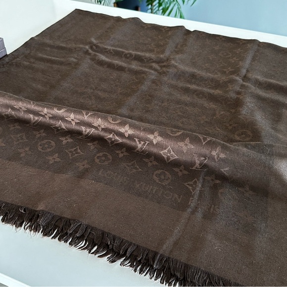 Louis Vuitton Châle Monogram silk scarf Chocolate Brown - Picture 5 of 7